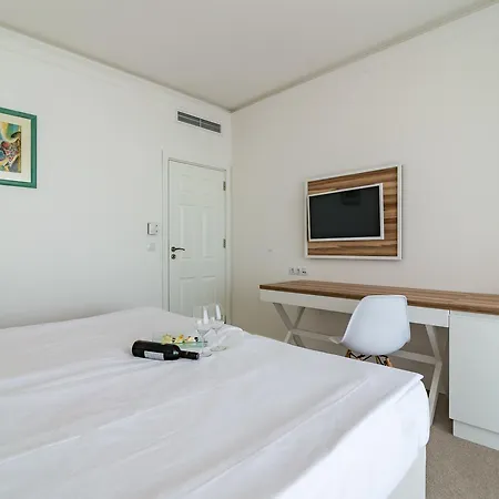 Hvd Nympha - Private & Free Parking Resort 4*